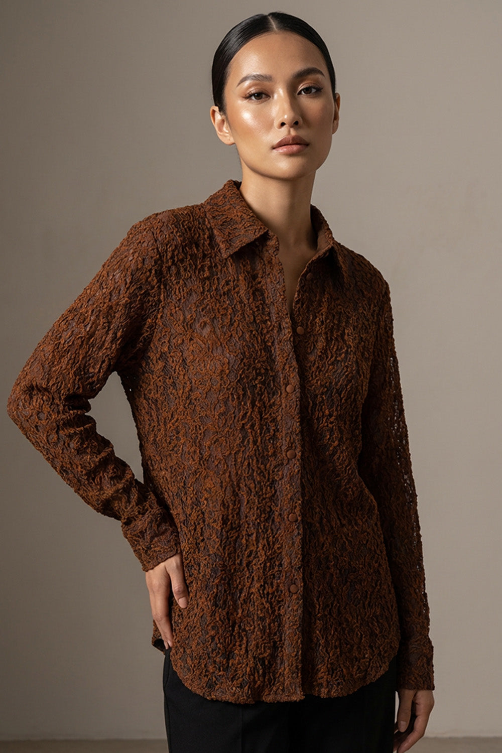 “Καφέ πουκάμισο δαντέλα με ανάγλυφη υφή και άνετη γραμμή σε studio φωτογράφιση”