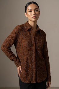 “Καφέ πουκάμισο δαντέλα με ανάγλυφη υφή και άνετη γραμμή σε studio φωτογράφιση”