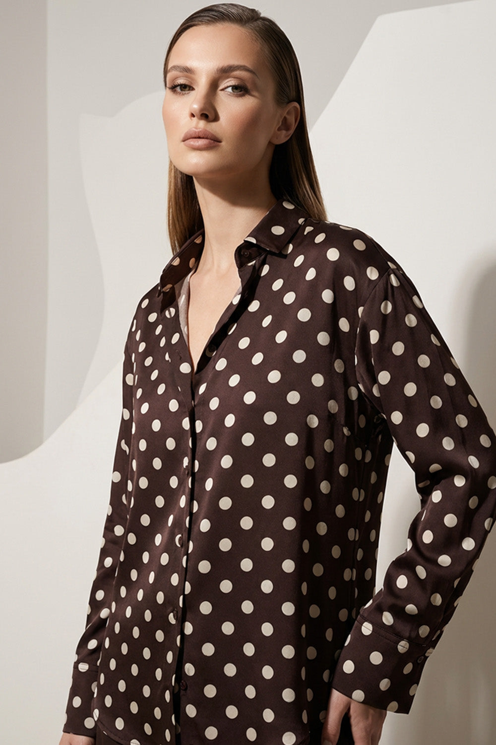 Καφέ πουκάμισο με εκρού πουά σχέδιο και μακριά μανίκια, σατινέ υφή από Ellisargi Boutique