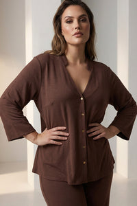 Καφέ γυναικείο πουκάμισο με V λαιμόκοψη και κουμπιά σε άνετη γραμμή, φορεμένο από μοντέλο.