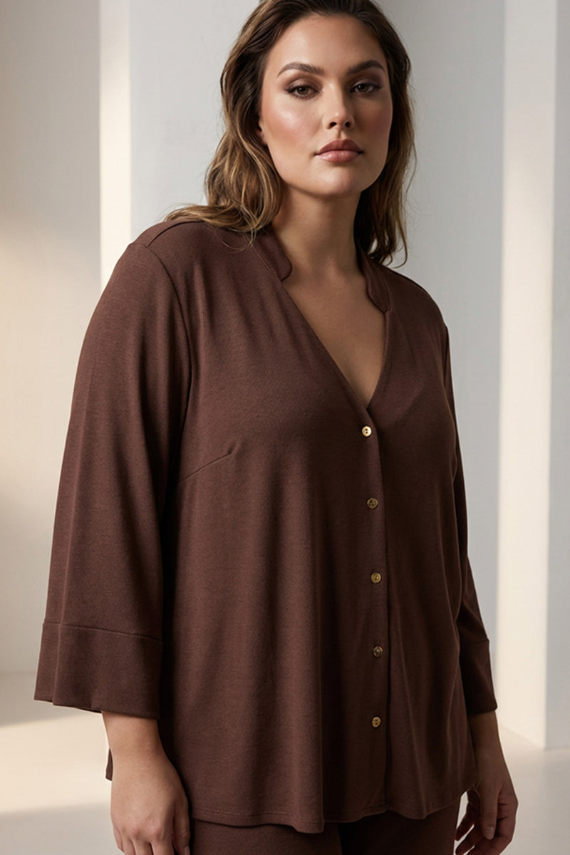 Καφέ γυναικείο πουκάμισο με V λαιμόκοψη και κουμπιά σε άνετη γραμμή, φορεμένο από μοντέλο.