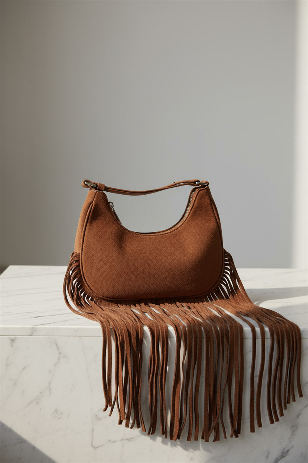 Καφέ σουέτ τσάντα ώμου με κρόσσια από την Ellisargi Boutique. Boho και κομψή επιλογή για κάθε καθημερινή ή βραδινή εμφάνιση.
