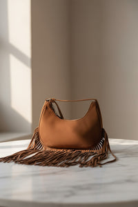 Καφέ σουέτ τσάντα ώμου με κρόσσια από την Ellisargi Boutique. Boho και κομψή επιλογή για κάθε καθημερινή ή βραδινή εμφάνιση.