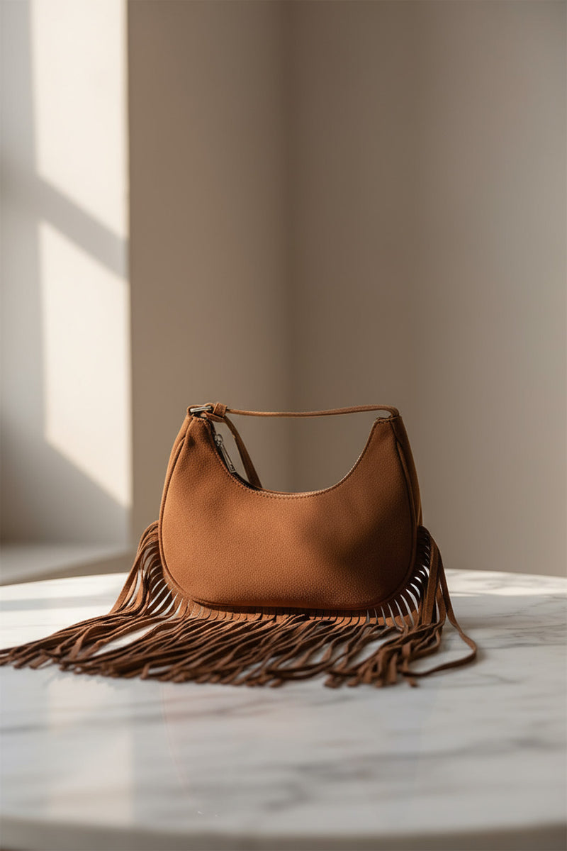 Καφέ σουέτ τσάντα ώμου με κρόσσια από την Ellisargi Boutique. Boho και κομψή επιλογή για κάθε καθημερινή ή βραδινή εμφάνιση.