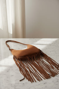 Καφέ σουέτ τσάντα ώμου με κρόσσια από την Ellisargi Boutique. Boho και κομψή επιλογή για κάθε καθημερινή ή βραδινή εμφάνιση.
