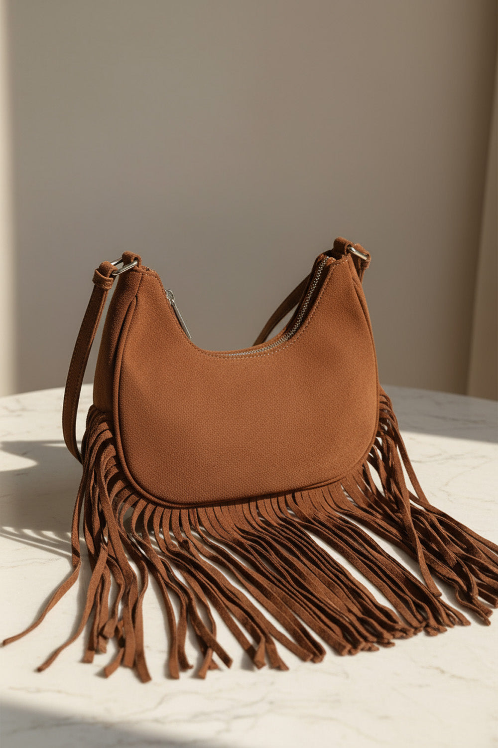Καφέ σουέτ τσάντα ώμου με κρόσσια από την Ellisargi Boutique. Boho και κομψή επιλογή για κάθε καθημερινή ή βραδινή εμφάνιση.