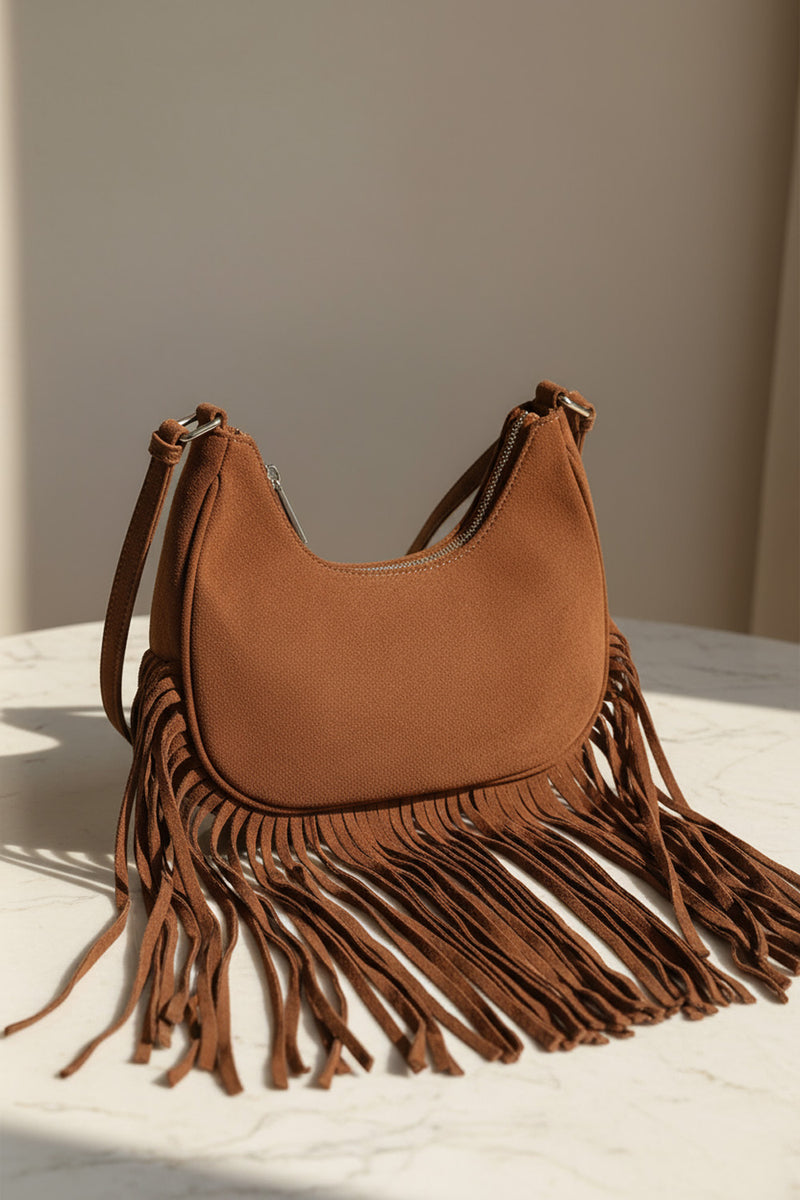 Καφέ σουέτ τσάντα ώμου με κρόσσια από την Ellisargi Boutique. Boho και κομψή επιλογή για κάθε καθημερινή ή βραδινή εμφάνιση.