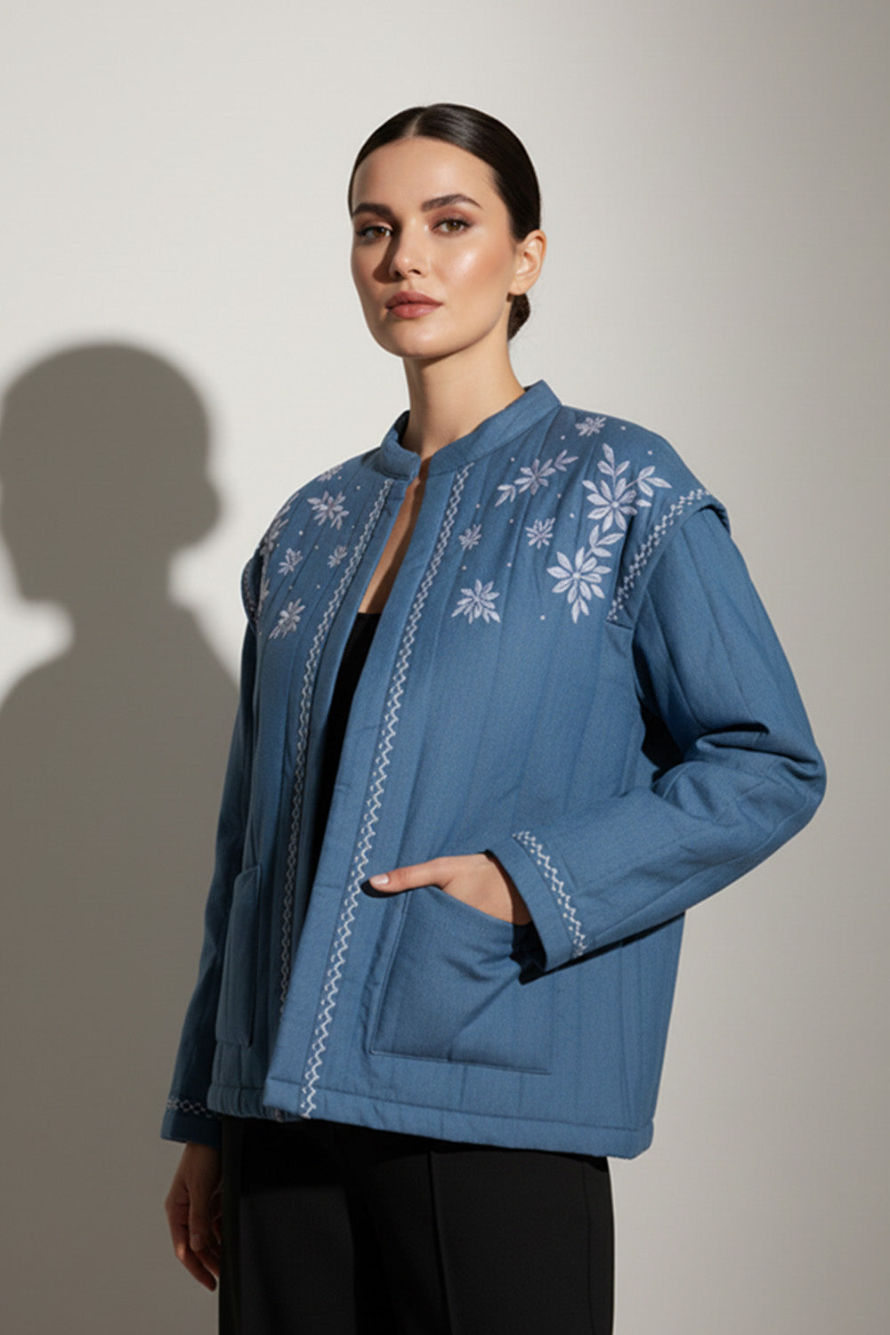 Γυναικείο καπιτονέ jacket μπλε πετρόλ με μοτίβο τύπου κεντήματος και μπροστινές τσέπες από Ellisargi Boutique