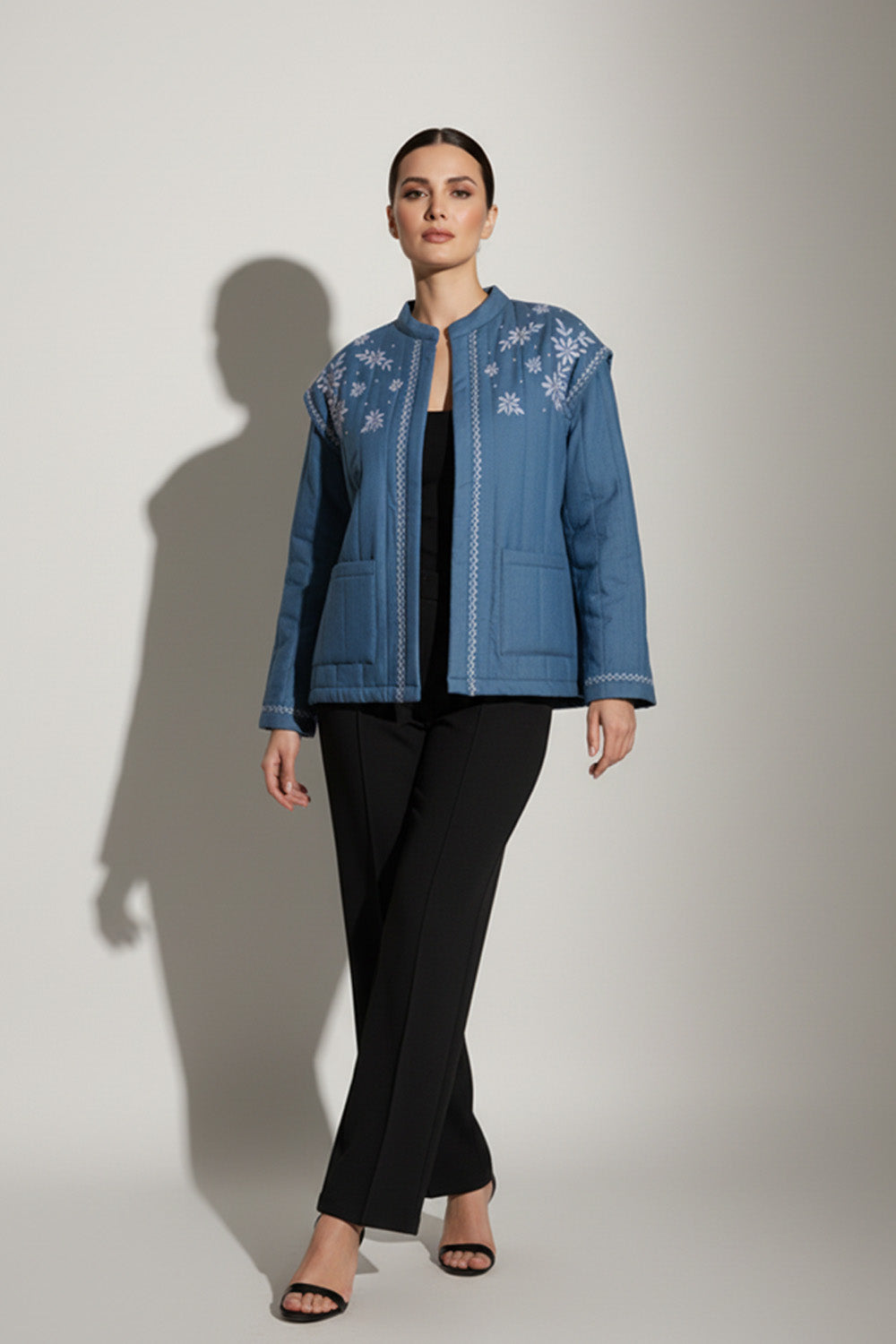 Γυναικείο καπιτονέ jacket μπλε πετρόλ με μοτίβο τύπου κεντήματος και μπροστινές τσέπες από Ellisargi Boutique