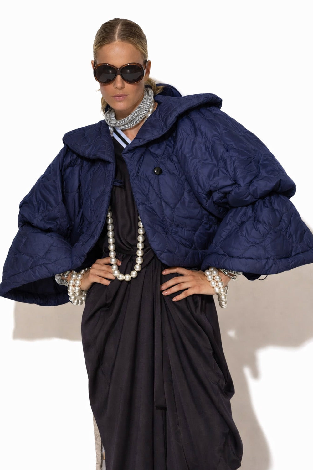 Γυναικείο κοντό καπιτονέ jacket σε navy μπλε με έντονα μανίκια και μοντέρνα γραμμή από την Ellisargi Boutique