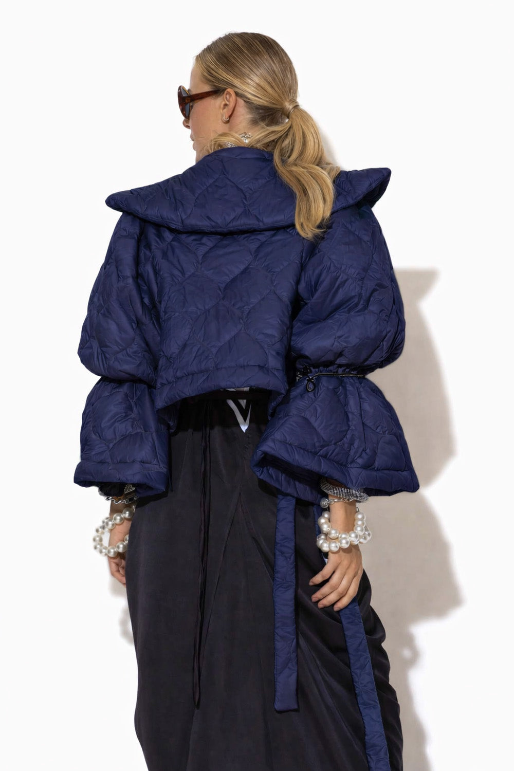 Γυναικείο κοντό καπιτονέ jacket σε navy μπλε με έντονα μανίκια και μοντέρνα γραμμή από την Ellisargi Boutique