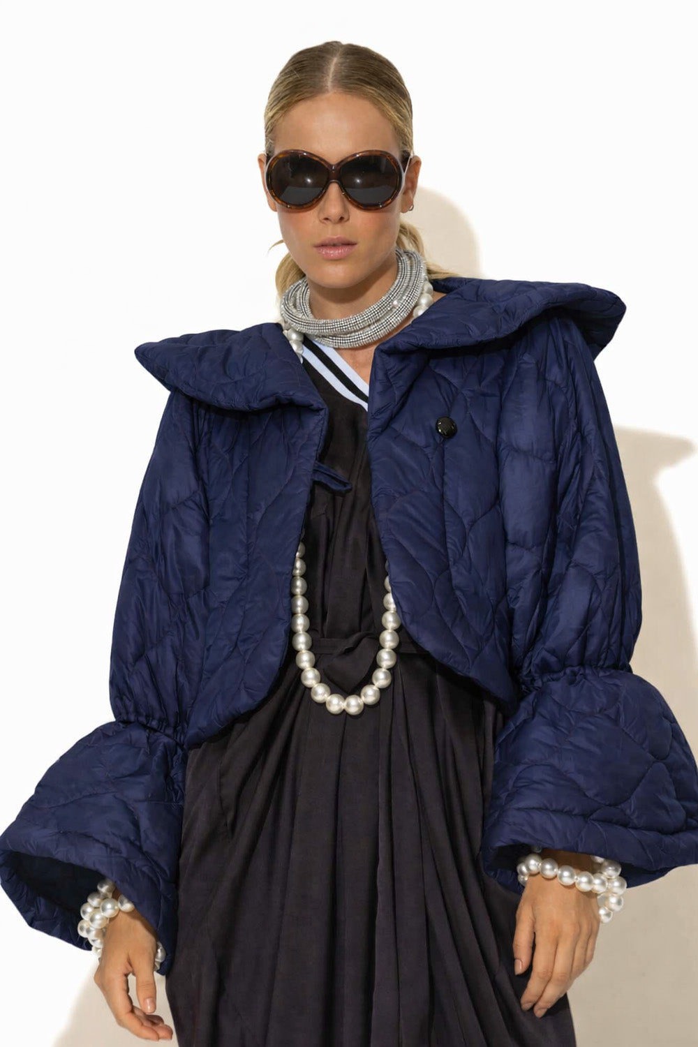 Γυναικείο κοντό καπιτονέ jacket σε navy μπλε με έντονα μανίκια και μοντέρνα γραμμή από την Ellisargi Boutique