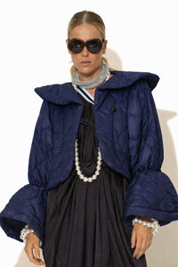 Γυναικείο κοντό καπιτονέ jacket σε navy μπλε με έντονα μανίκια και μοντέρνα γραμμή από την Ellisargi Boutique