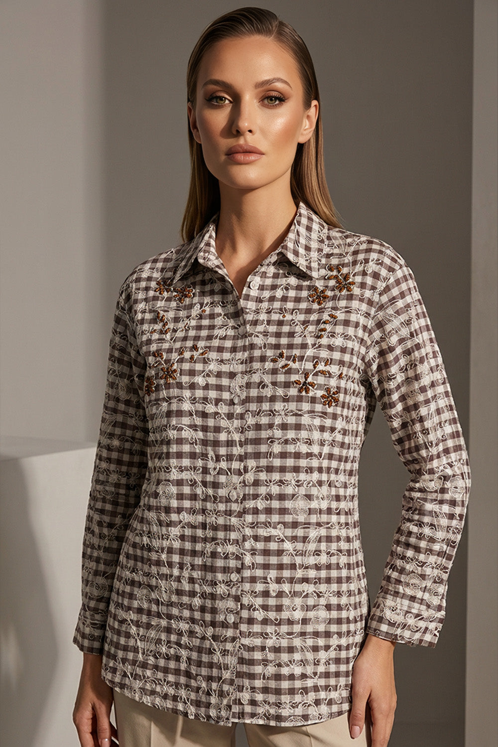 Γυναικείο καρό κεντημένο πουκάμισο με διακριτικές παγιέτες, μακριά μανίκια και χαλαρή γραμμή, εμπρός και πίσω όψη.