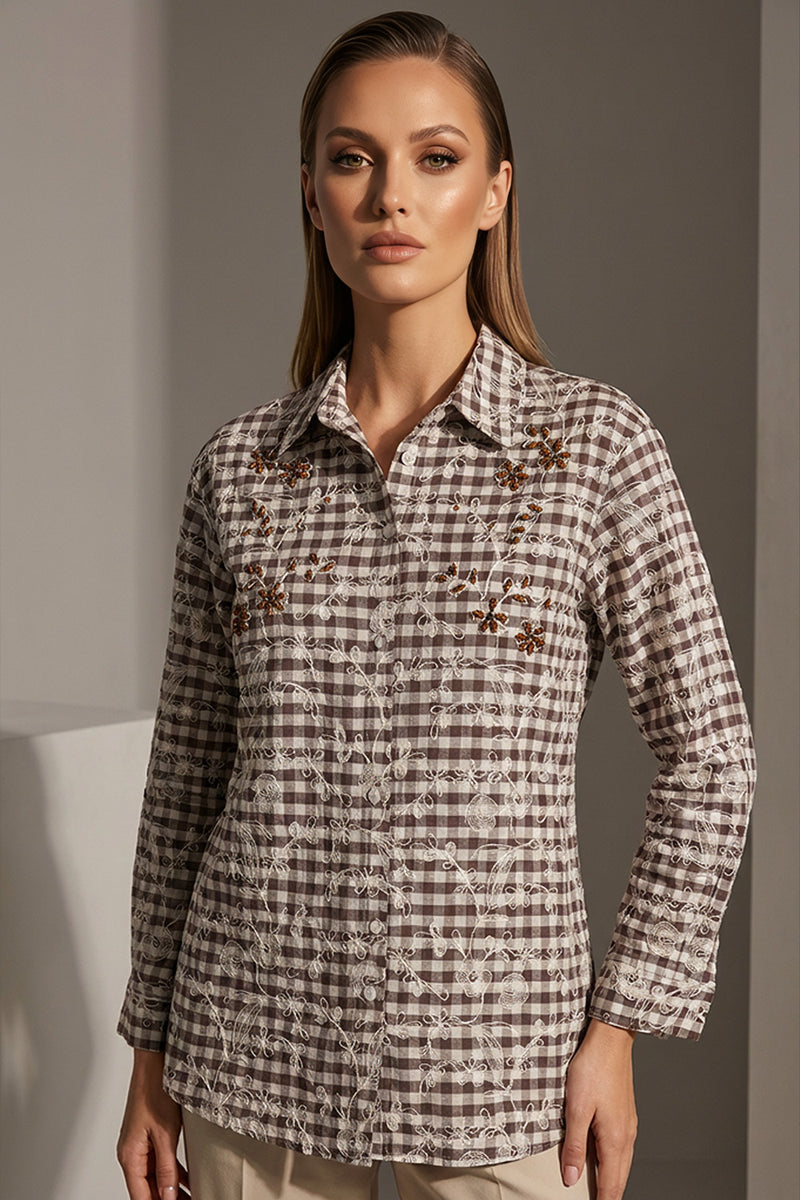Γυναικείο καρό κεντημένο πουκάμισο με διακριτικές παγιέτες, μακριά μανίκια και χαλαρή γραμμή, εμπρός και πίσω όψη.