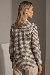 Γυναικείο καρό κεντημένο πουκάμισο με διακριτικές παγιέτες, μακριά μανίκια και χαλαρή γραμμή, εμπρός και πίσω όψη.