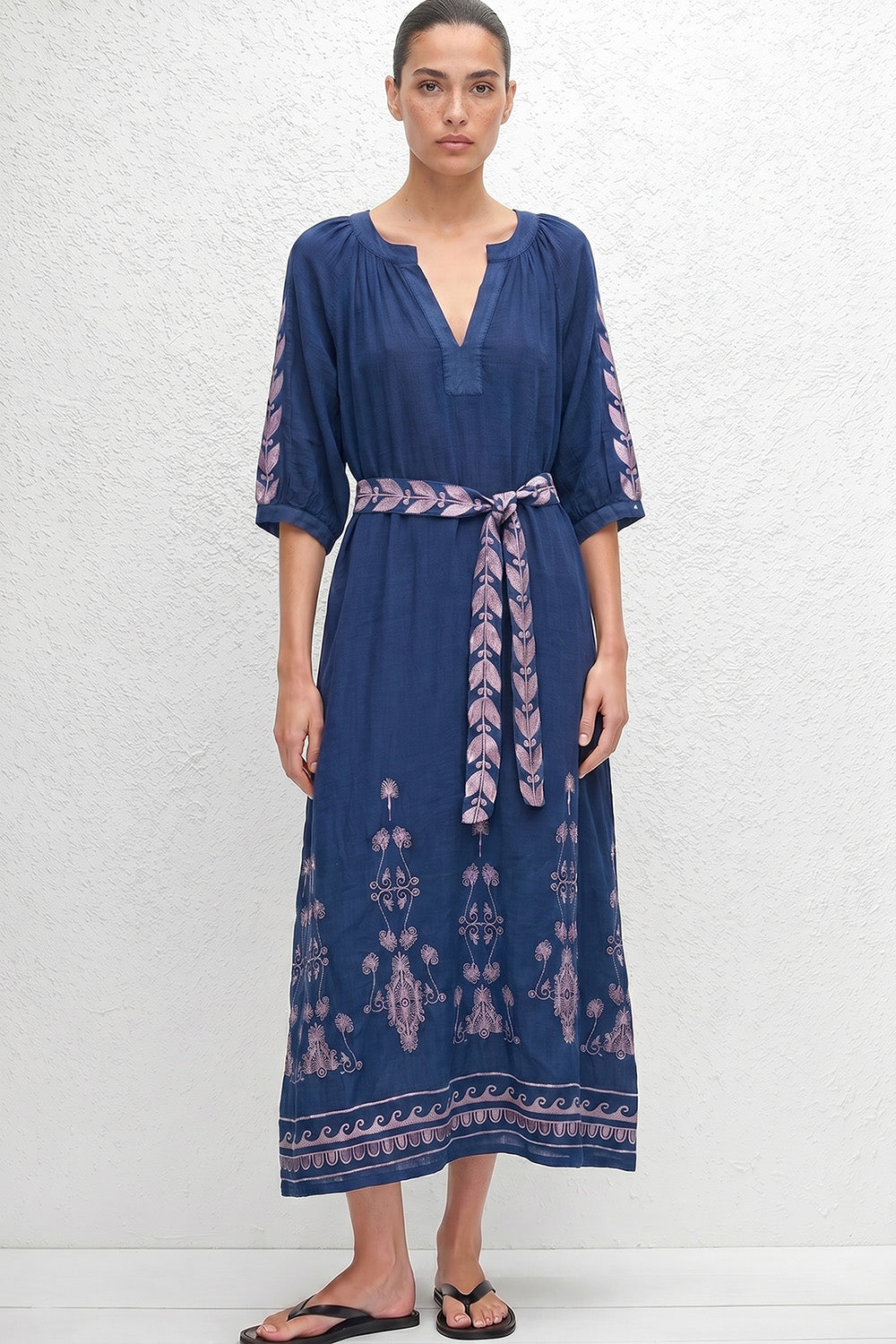 Midi indigo φόρεμα με κεντημένες λεπτομέρειες σε μανίκια και τελείωμα και ζώνη στη μέση.