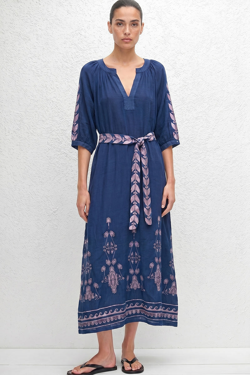Midi indigo φόρεμα με κεντημένες λεπτομέρειες σε μανίκια και τελείωμα και ζώνη στη μέση.
