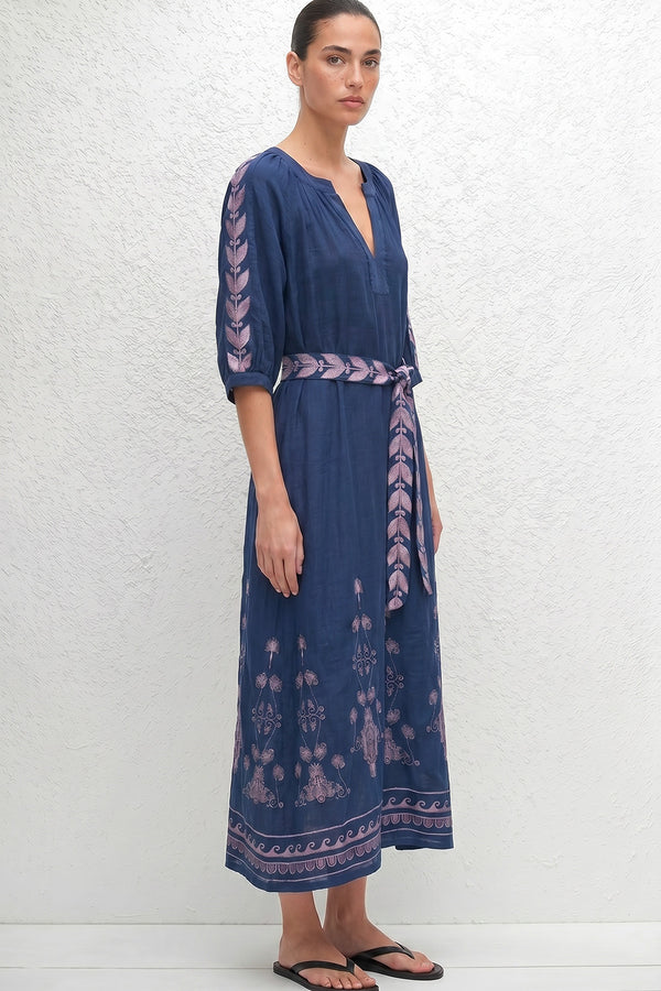Midi indigo φόρεμα με κεντημένες λεπτομέρειες σε μανίκια και τελείωμα και ζώνη στη μέση.