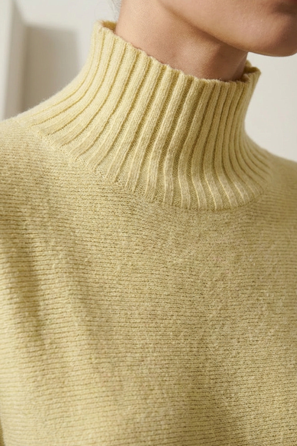 Κίτρινη πλεκτή μπλούζα με ψηλό γιακά και κοντά μανίκια σε γυναικείο μοντέλο