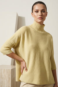 Κίτρινη πλεκτή μπλούζα με ψηλό γιακά και κοντά μανίκια σε γυναικείο μοντέλο