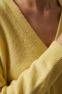 Κίτρινη πλεκτή μπλούζα με V ντεκολτέ και φίνα υφή. Άνετη και διαχρονική πρόταση από την Ellisargi Boutique.