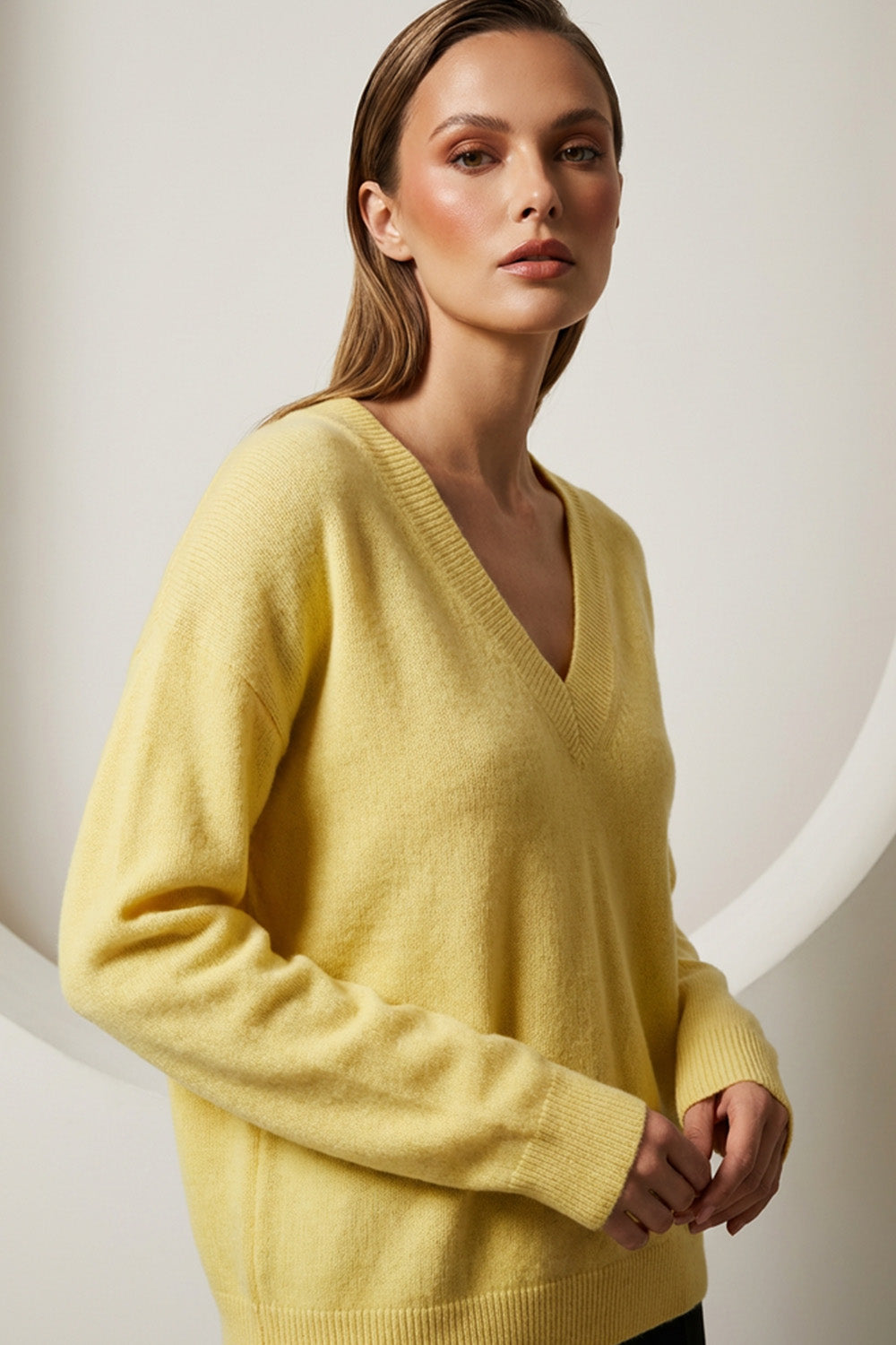 Κίτρινη πλεκτή μπλούζα με V ντεκολτέ και φίνα υφή. Άνετη και διαχρονική πρόταση από την Ellisargi Boutique.