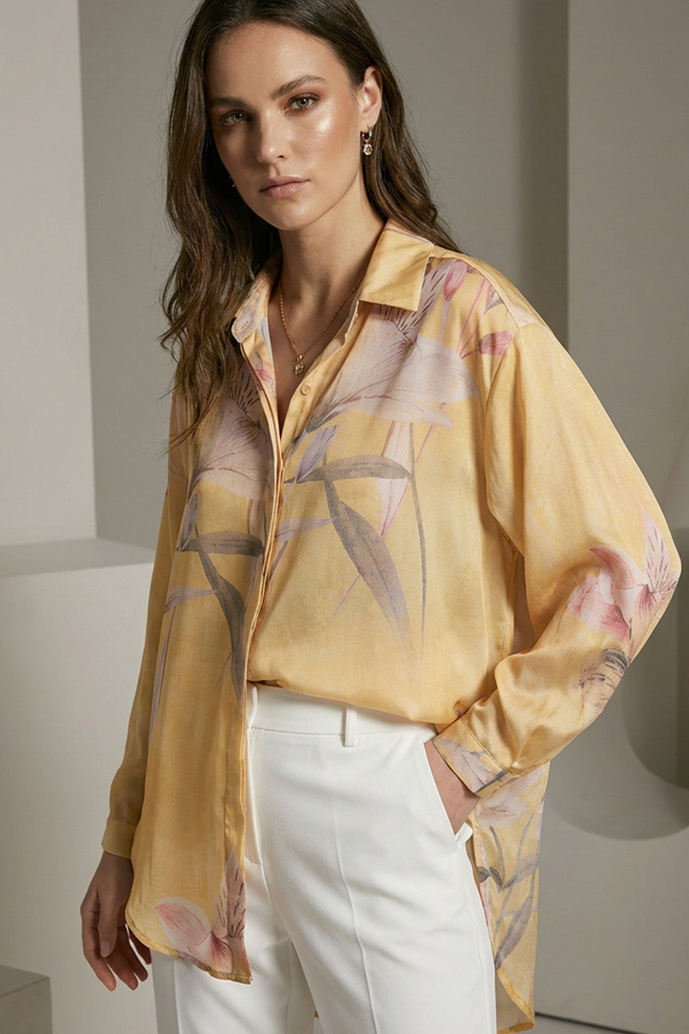 Κίτρινο oversized γυναικείο εμπριμέ πουκάμισο με floral σχέδιο και χαλαρή γραμμή