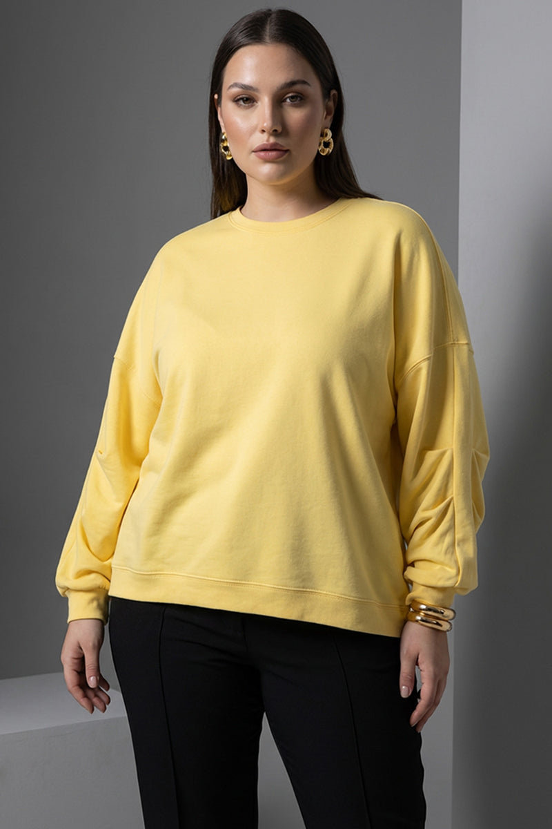 Κίτρινο oversized φούτερ με στρογγυλή λαιμόκοψη και μακριά μανίκια σε άνετη γραμμή.