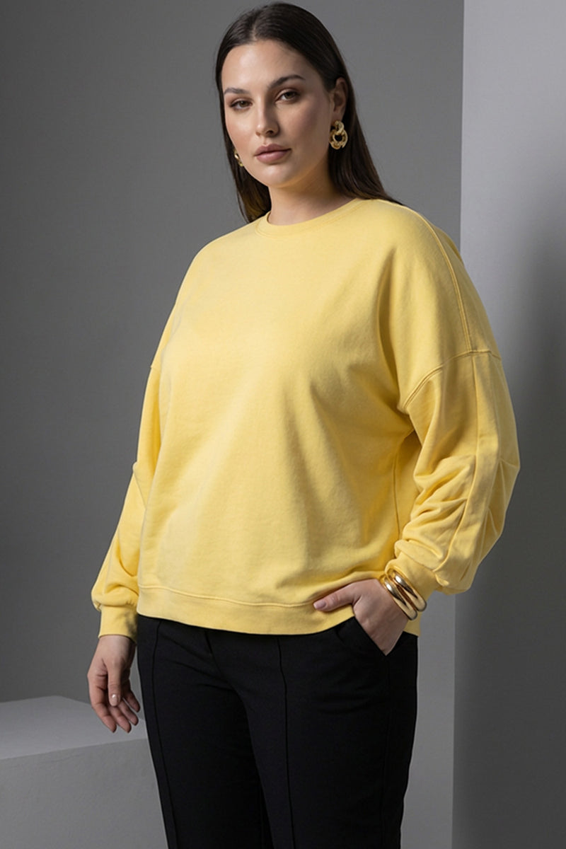 Κίτρινο oversized φούτερ με στρογγυλή λαιμόκοψη και μακριά μανίκια σε άνετη γραμμή.