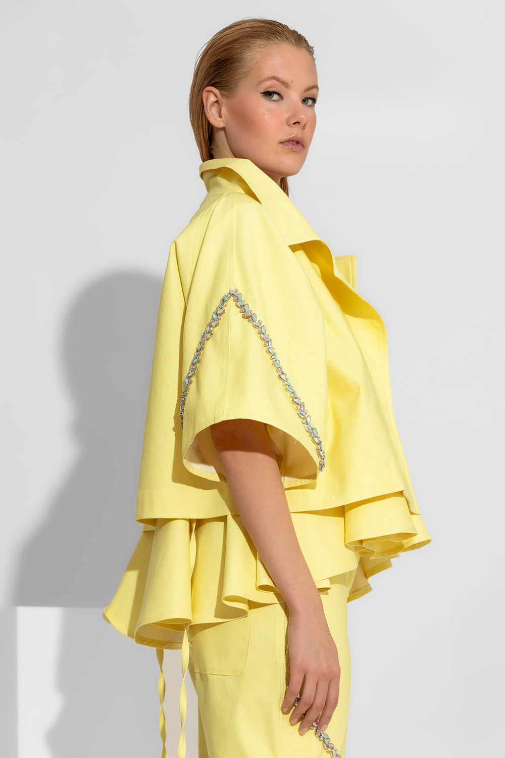 Κίτρινο oversized jacket με 3/4 μανίκια κεντημένα με κρύσταλλα και έντονο πέτο