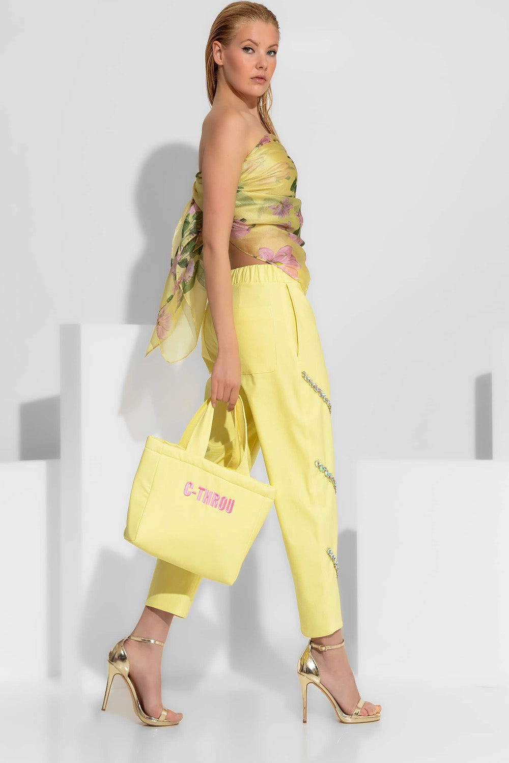 Κίτρινο γυναικείο παντελόνι ίσιας γραμμής με διαγώνια κεντήματα από κρύσταλλα στο μπροστινό μέρος