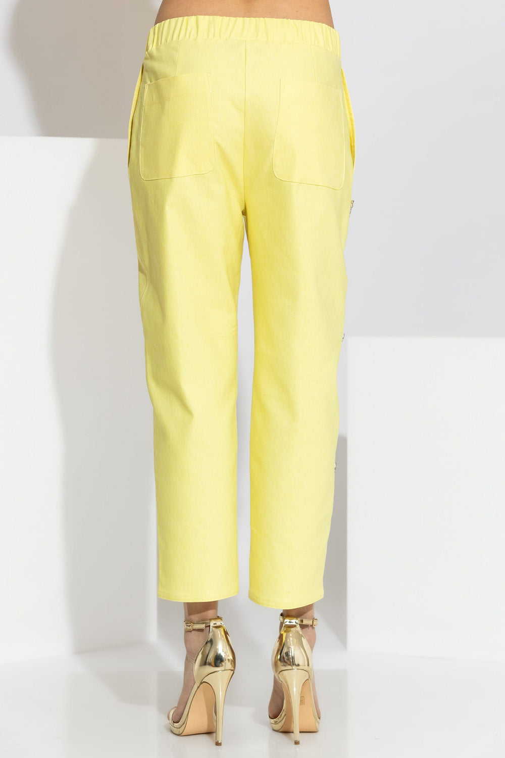 Κίτρινο γυναικείο παντελόνι ίσιας γραμμής με διαγώνια κεντήματα από κρύσταλλα στο μπροστινό μέρος