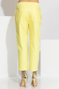 Κίτρινο γυναικείο παντελόνι ίσιας γραμμής με διαγώνια κεντήματα από κρύσταλλα στο μπροστινό μέρος