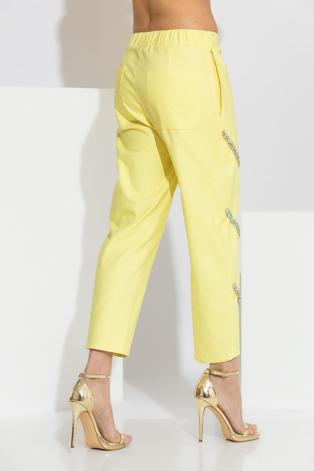 Κίτρινο γυναικείο παντελόνι ίσιας γραμμής με διαγώνια κεντήματα από κρύσταλλα στο μπροστινό μέρος