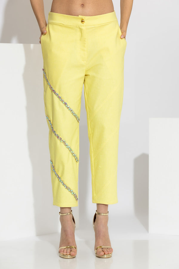 Κίτρινο γυναικείο παντελόνι ίσιας γραμμής με διαγώνια κεντήματα από κρύσταλλα στο μπροστινό μέρος