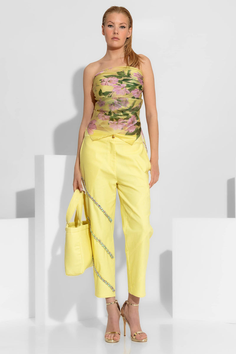 Κίτρινο γυναικείο παντελόνι ίσιας γραμμής με διαγώνια κεντήματα από κρύσταλλα στο μπροστινό μέρος