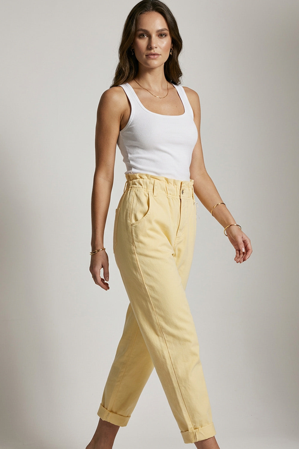 Κίτρινο γυναικείο παντελόνι με λάστιχο στη μέση και ρεβέρ στο τελείωμα