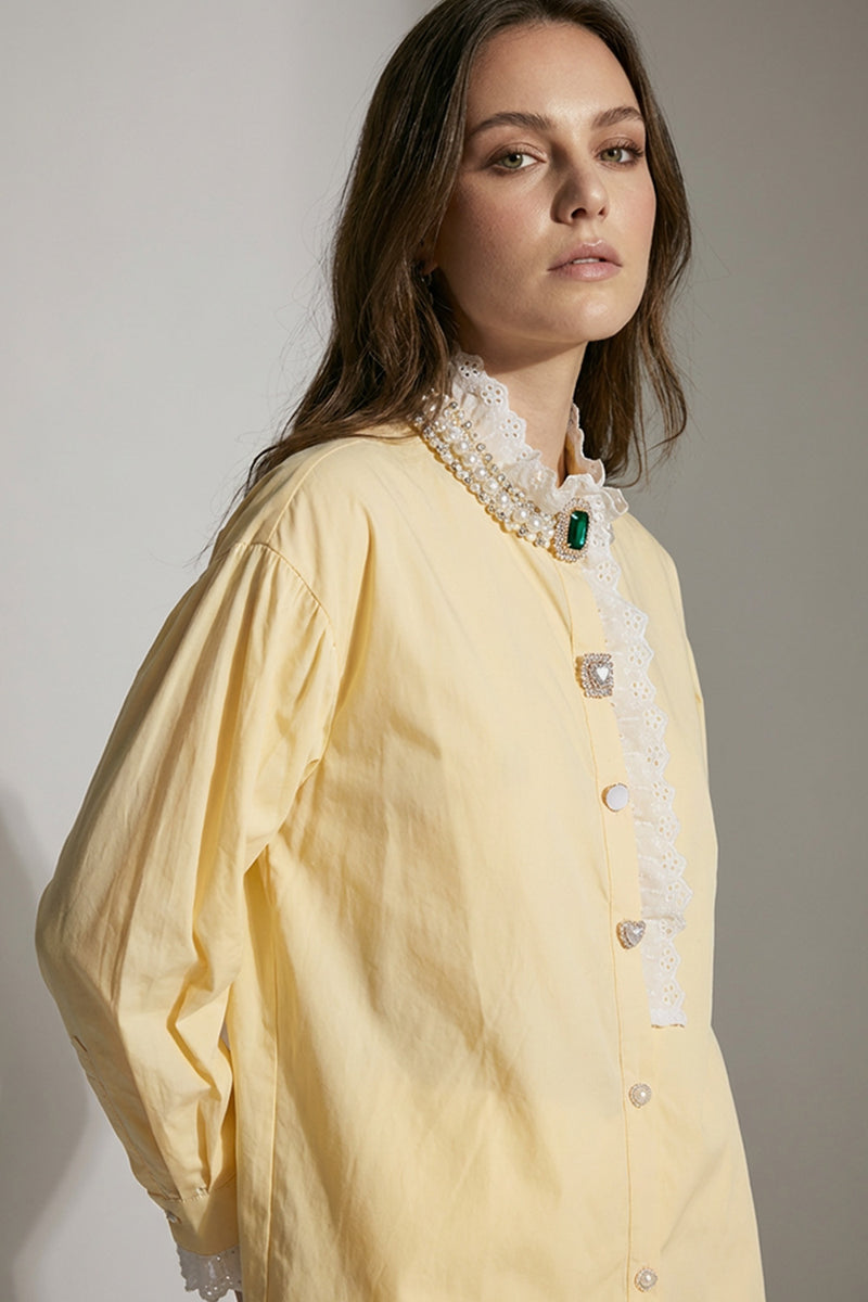 Κίτρινο γυναικείο πουκάμισο με βολάν στον γιακά και διακοσμητικά κουμπιά