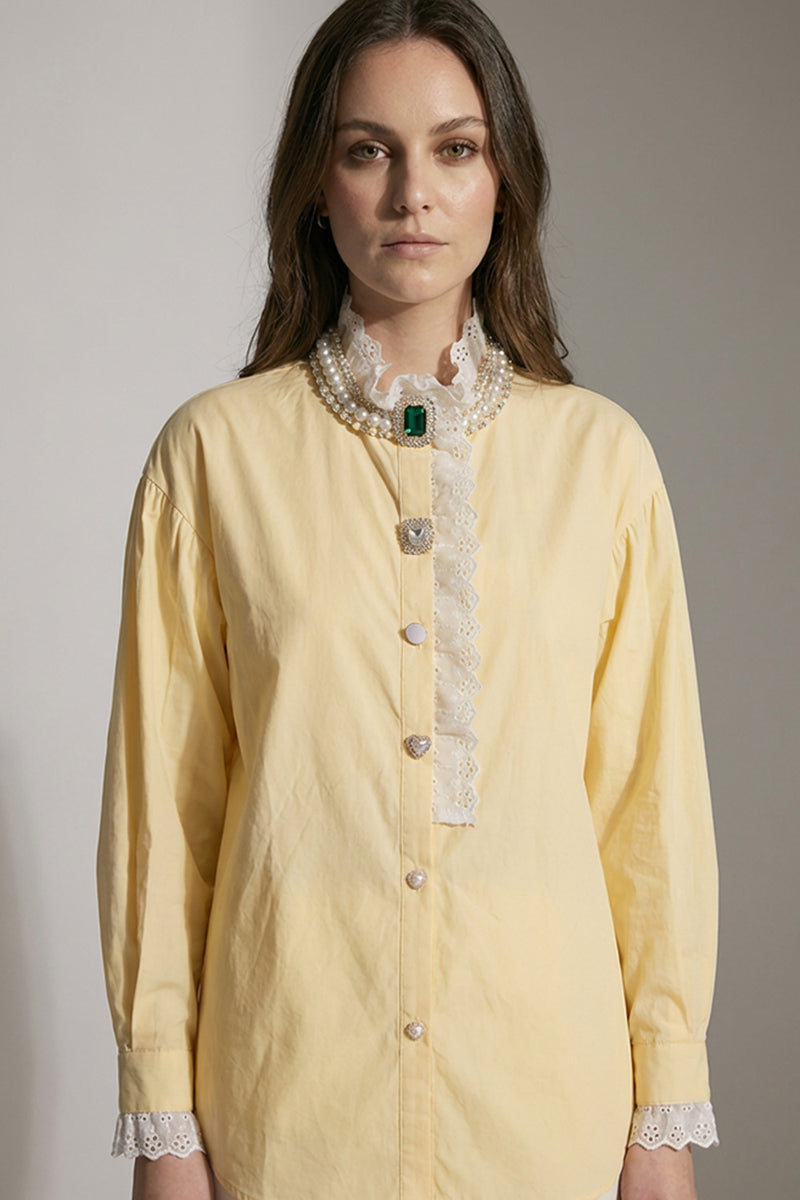 Κίτρινο γυναικείο πουκάμισο με βολάν στον γιακά και διακοσμητικά κουμπιά