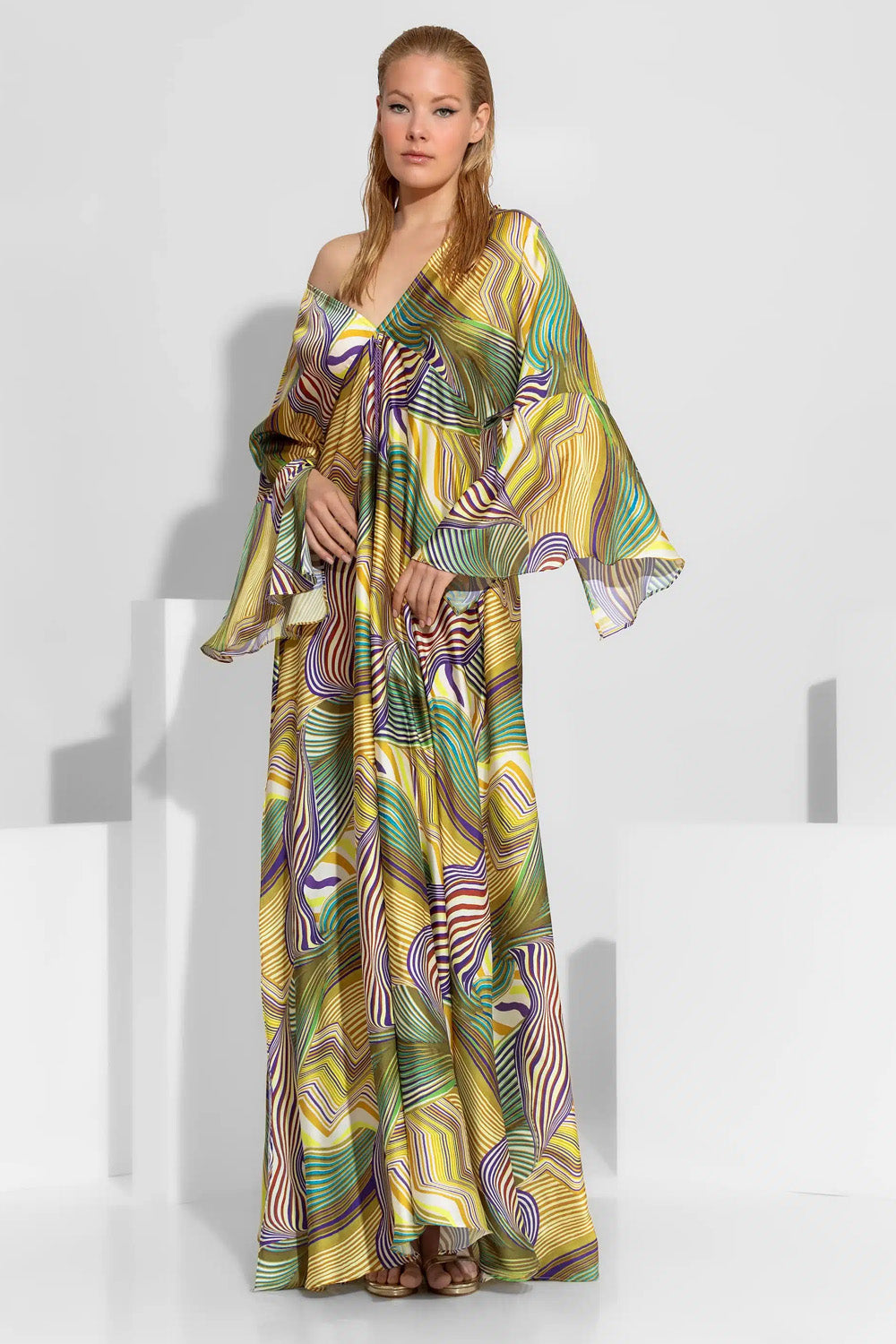 Κίτρινο σατέν maxi φόρεμα με abstract print, έναν ώμο και φαρδιά μανίκια με βολάν