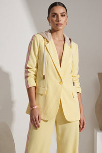 Κίτρινο γυναικείο σετ με σακάκι με κουκούλα και παντελόνι με ροζ ρίγες στο πλάι