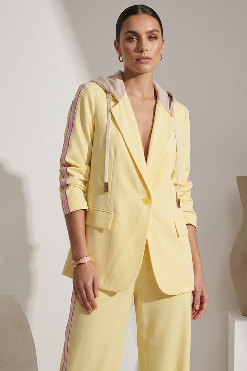 Κίτρινο γυναικείο σετ με σακάκι με κουκούλα και παντελόνι με ροζ ρίγες στο πλάι