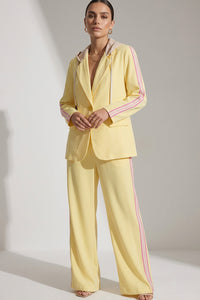 Κίτρινο γυναικείο σετ με σακάκι με κουκούλα και παντελόνι με ροζ ρίγες στο πλάι