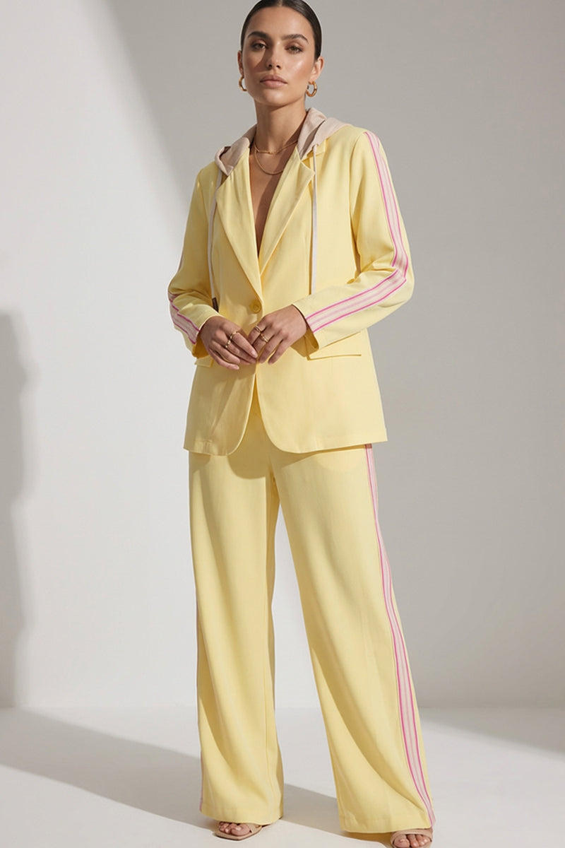 Κίτρινο γυναικείο σετ με σακάκι με κουκούλα και παντελόνι με ροζ ρίγες στο πλάι