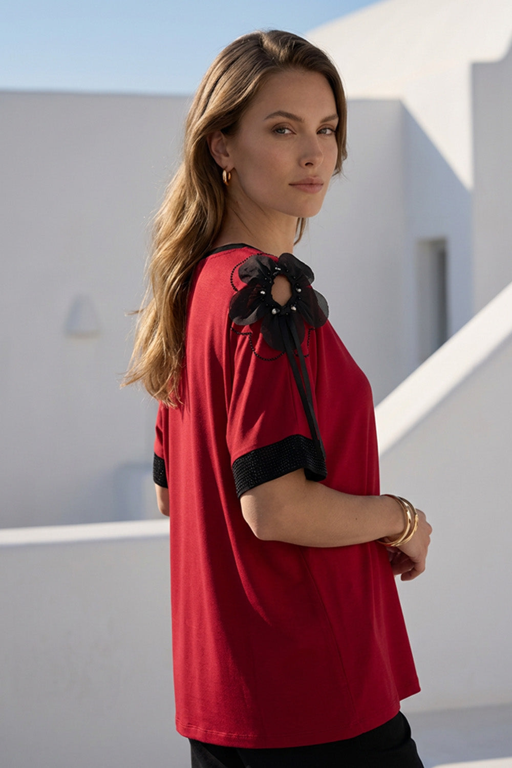 Μπλούζα Κόκκινη με Μαύρες Λεπτομέρειες και Διακοσμητικούς Ώμους