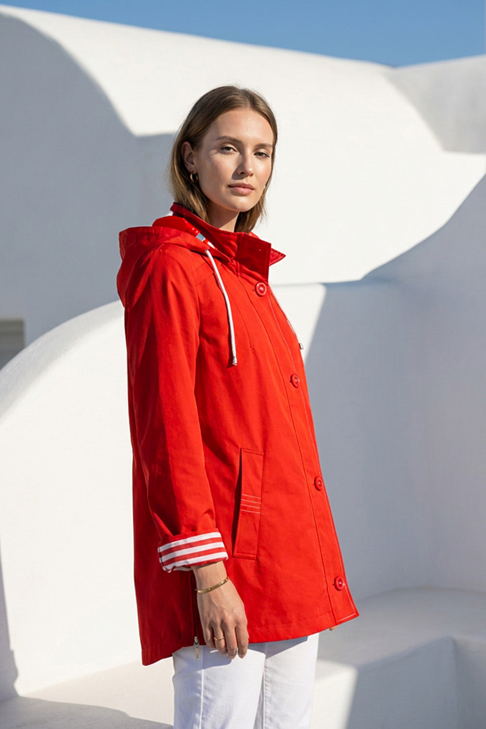 Κόκκινο γυναικείο jacket με κουκούλα και ριγέ λεπτομέρειες στα μανίκια