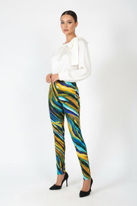 Γυναικείο εμπριμέ κολάν ψηλόμεσο με πολύχρωμο μοτίβο και εφαρμοστή γραμμή, φορεμένο σε μοντέλο