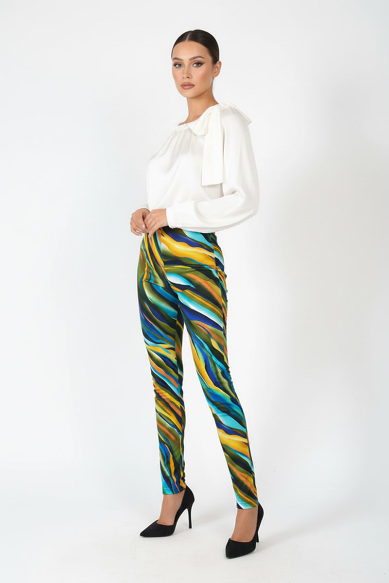 Γυναικείο εμπριμέ κολάν ψηλόμεσο με πολύχρωμο μοτίβο και εφαρμοστή γραμμή, φορεμένο σε μοντέλο