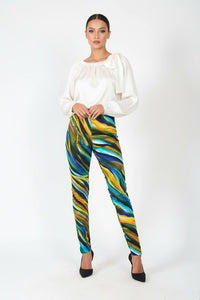 Γυναικείο εμπριμέ κολάν ψηλόμεσο με πολύχρωμο μοτίβο και εφαρμοστή γραμμή, φορεμένο σε μοντέλο